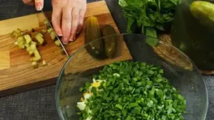 Салат с малосольными огурцами и куриными сердечками