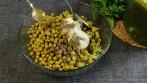 Салат с малосольными огурцами и куриными сердечками
