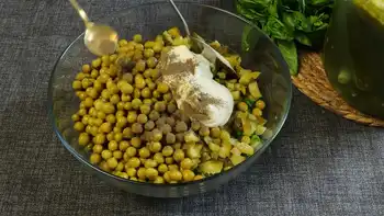 Салат с малосольными огурцами и куриными сердечками
