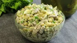Салат с малосольными огурцами и куриными сердечками