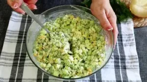 летний салат с огурцами