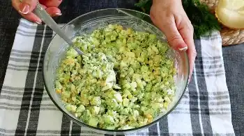 летний салат с огурцами