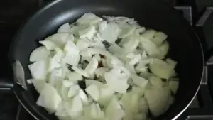 Салат из капусты с жареным луком, яйцами и сметаной