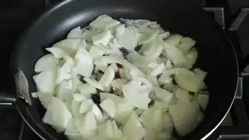 Салат из капусты с жареным луком, яйцами и сметаной