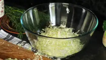 Салат из капусты с жареным луком, яйцами и сметаной