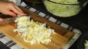 Салат из капусты с жареным луком, яйцами и сметаной