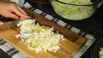 Салат из капусты с жареным луком, яйцами и сметаной