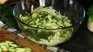 Салат из капусты с жареным луком, яйцами и сметаной