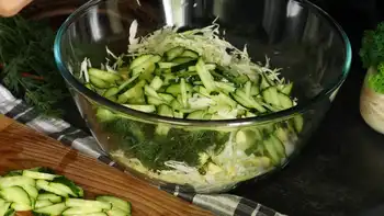 Салат из капусты с жареным луком, яйцами и сметаной