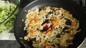 Салат из капусты с жареным луком, яйцами и сметаной