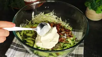 Салат из капусты с жареным луком, яйцами и сметаной
