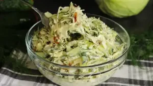 Салат из капусты с жареным луком, яйцами и сметаной