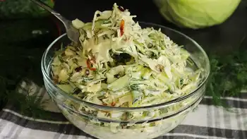 Салат из капусты с жареным луком, яйцами и сметаной
