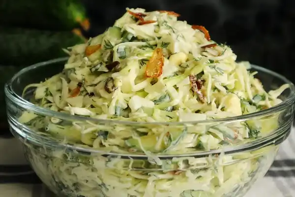 Салат из капусты с жареным луком, яйцами и сметаной
