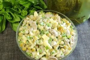 Салат с малосольными огурцами и куриными сердечками