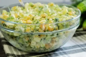 Салат летний с огурцами кукурузой и сырками без майонеза
