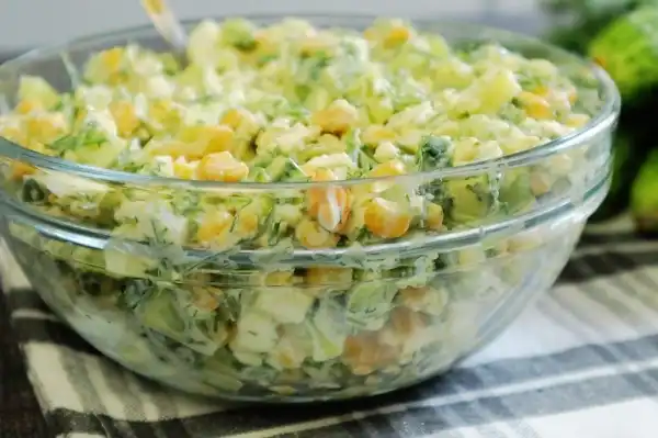 Салат летний с огурцами кукурузой и сырками без майонеза