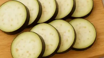 Баклажаны по-французски с курицей в духовке