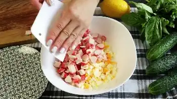 Летний крабовый салат с огурцами и лимонной цедрой