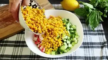 Летний крабовый салат с огурцами и лимонной цедрой