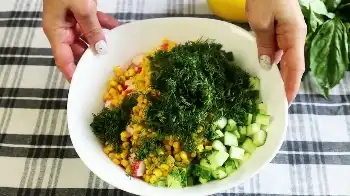 Летний крабовый салат с огурцами и лимонной цедрой
