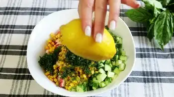 Летний крабовый салат с огурцами и лимонной цедрой