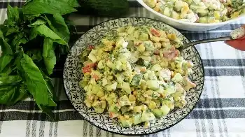 Летний крабовый салат с огурцами и лимонной цедрой