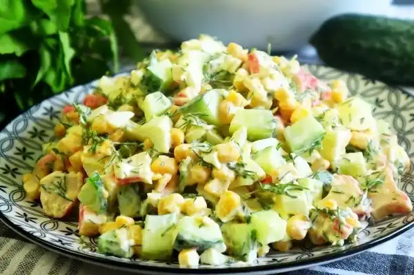 Летний крабовый салат с огурцами и лимонной цедрой