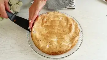 Пирог с персиками и кокосовым кремом из белков