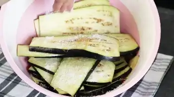 Рулетики из баклажанов с курицей и морковью и сыром