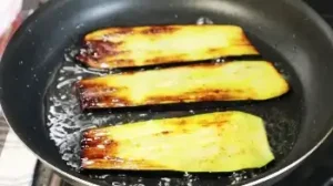 Рулетики из баклажанов с курицей и морковью и сыром