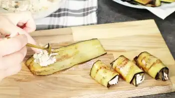 Рулетики из баклажанов с курицей и морковью и сыром
