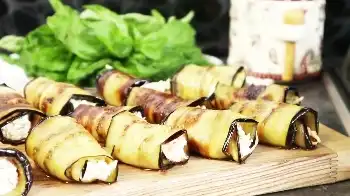 Рулетики из баклажанов с курицей и морковью и сыром