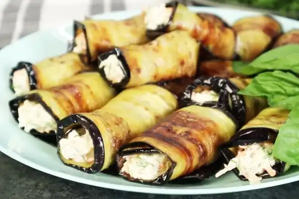 Рулетики из баклажанов с курицей и морковью и сыром