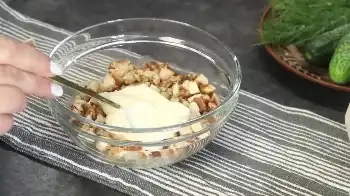 Салат с курицей и огурцами интрига