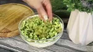 Салат с курицей и огурцами интрига