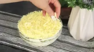 Салат с курицей и огурцами интрига
