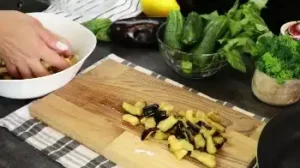 Салат из баклажанов и курицы и моркови по корейски