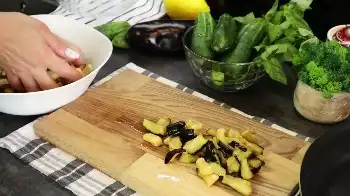 Салат из баклажанов и курицы и моркови по корейски