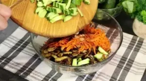 Салат из баклажанов и курицы и моркови по корейски