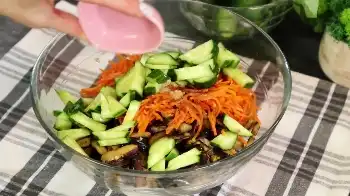 Салат из баклажанов и курицы и моркови по корейски