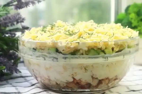 Салат с курицей и огурцами интрига