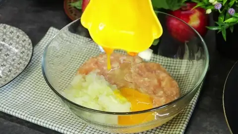 Котлеты без хлеба с яблоком и манкой