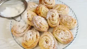 Ароматные творожные улитки с яблоком и кокосом