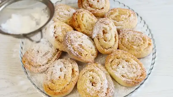 Ароматные творожные улитки с яблоком и кокосом