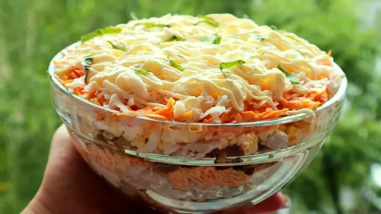 Салат «Добрый вечер» с баклажанами, курицей и плавленым сырком
