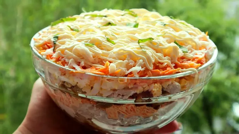 Салат «Добрый вечер» с баклажанами, курицей и плавленым сырком