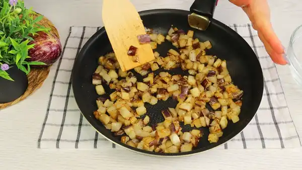 Салат с баклажанами, курицей и плавленым сырком