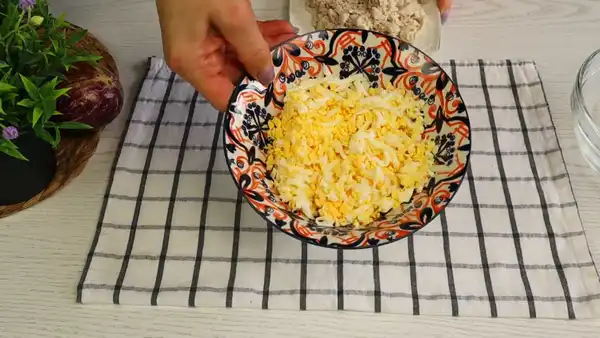 Салат с баклажанами, курицей и плавленым сырком