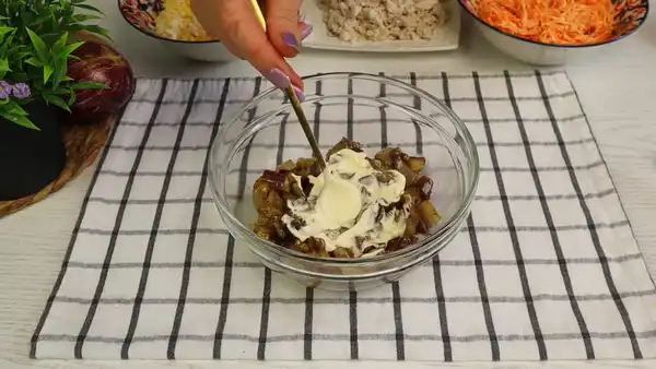 Салат с баклажанами, курицей и плавленым сырком